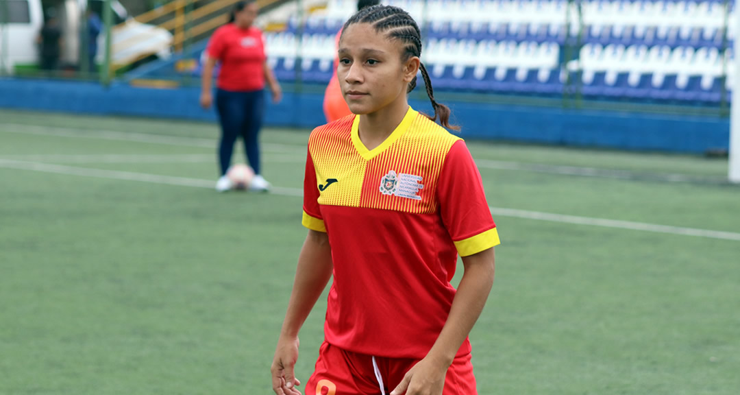 Reyna Hernández, la seleccionada nacional formada académicamente en la UNAN-Managua