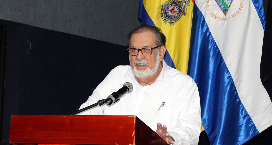 El Dr. Cairo Amador, Analista Político y Miembro de la Comisión de la Verdad, Justicia y Paz, durante su disertación.
