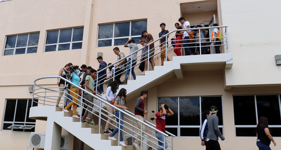 Estudiantes evacuando el edificio del Instituto de Geología y Geofísica (IGG-CIGEO).