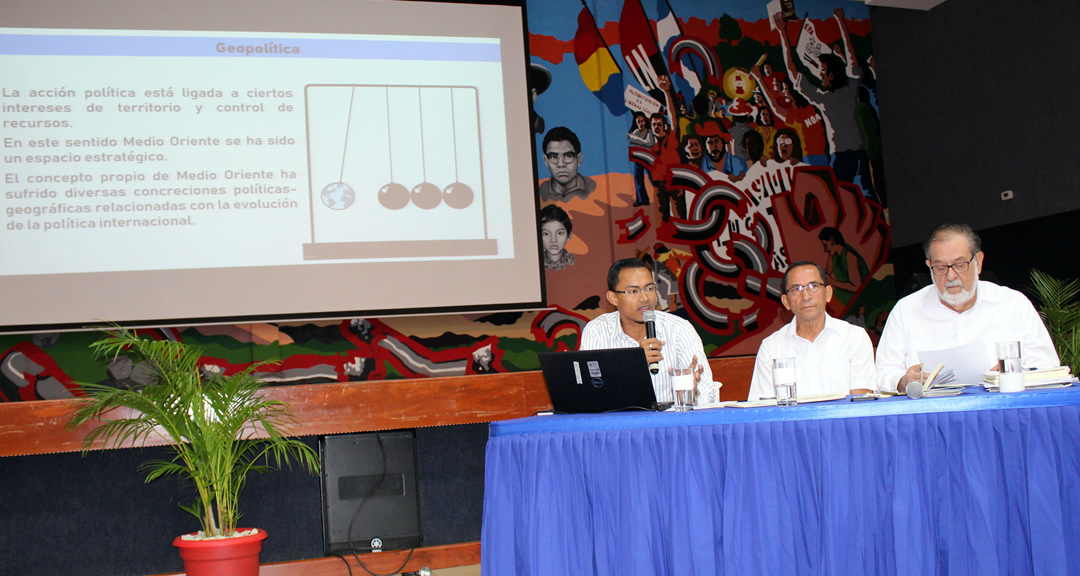 Académicos debaten sobre la situación de Oriente Medio.