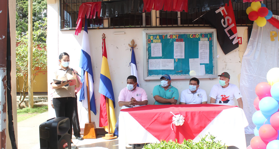 Maestra Anielka Mendoza hizo entrega del proyecto