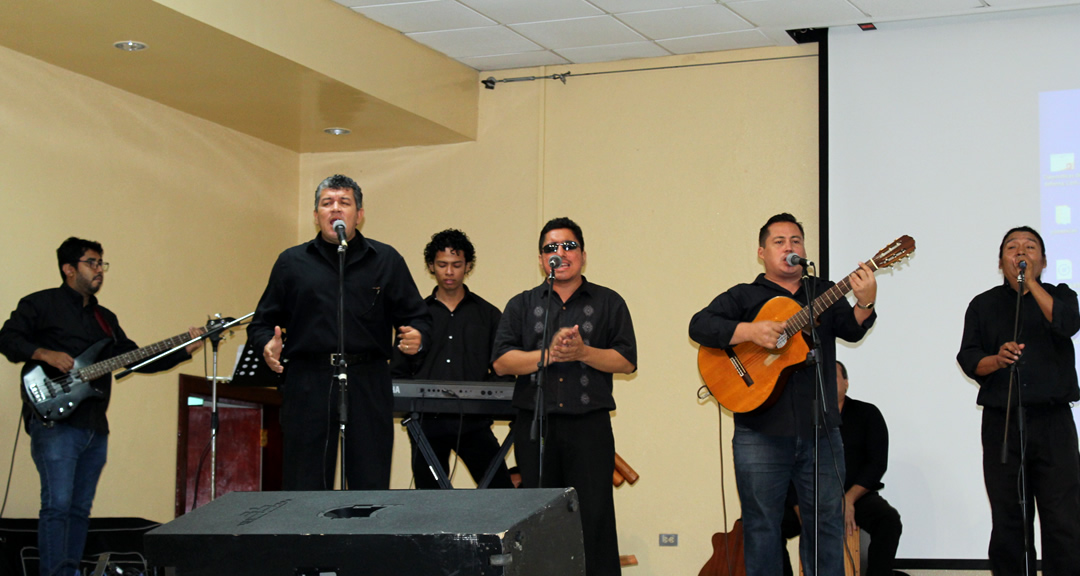 Agrupación Vientos de Libertad interpretando canciones en homenaje a Sandino.
