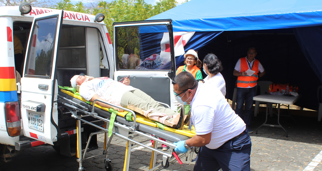 Ambulancia de la UNAN-Managua traslada a herido para ser atendido en los puestos médicos que dispone la universidad.