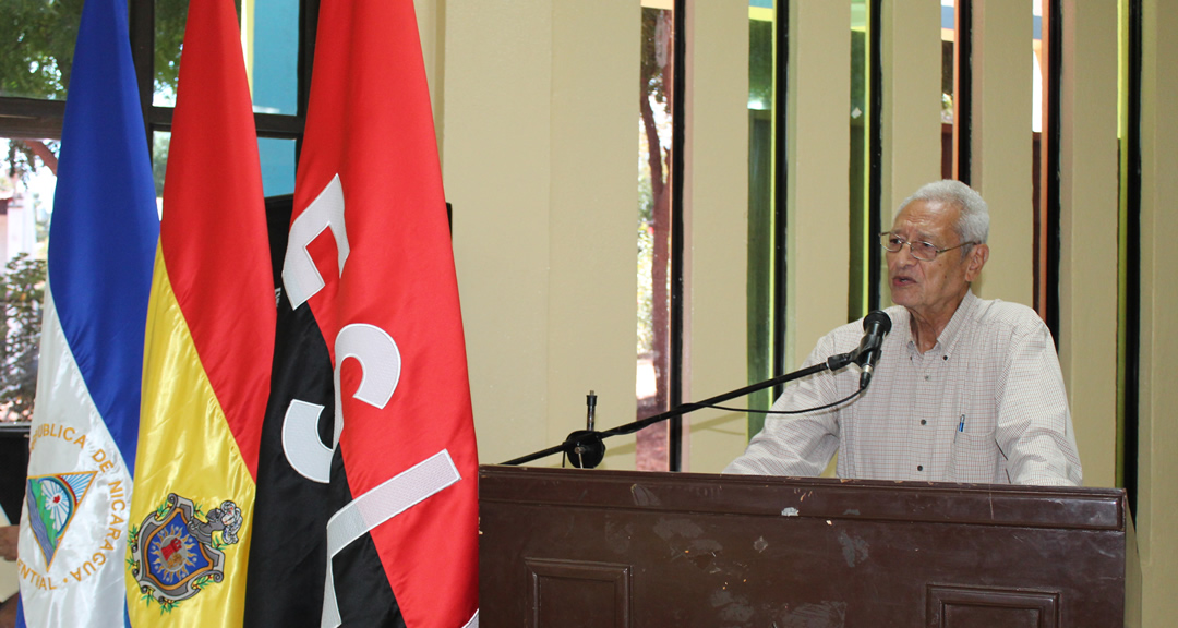 El MSc. Bayardo Altamirano, docente de la Facultad de Ciencias e Ingeniería, durante su disertación.