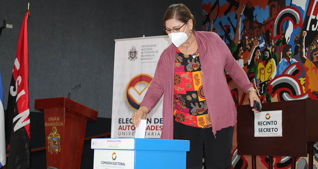 Maestra Ramona Rodríguez Pérez, rectora de la UNAN-Managua, ejerce su derecho al voto