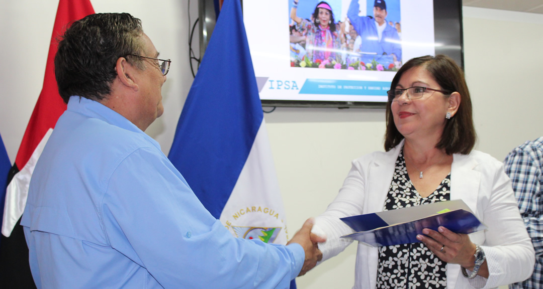 El Ing. Enrique Somarriba, Director Ejecutivo del IPSA; la MSc. Ramona Rodríguez, Presidenta del CNU y Rectora de la UNAN-Managua durante la firma del convenio de colaboración.