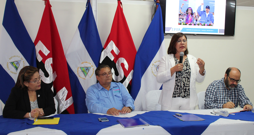 De izquierda a derecha: la Dra. Flor de María Valle, Rectora de la UNAN-León; el Ing. Enrique Somarriba, Director Ejecutivo del IPSA; la MSc. Ramona Rodríguez, Presidenta del CNU y Rectora de la UNAN-Managua; y el Dr. Luis Alfredo Lobato, Secretario del CNU y Secretario General de la UNAN-Managua.
