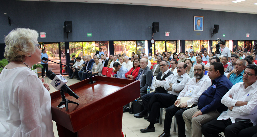 La Sra. Sofía Clark d´Escoto, sobrina del padre Miguel durante su ponencia.