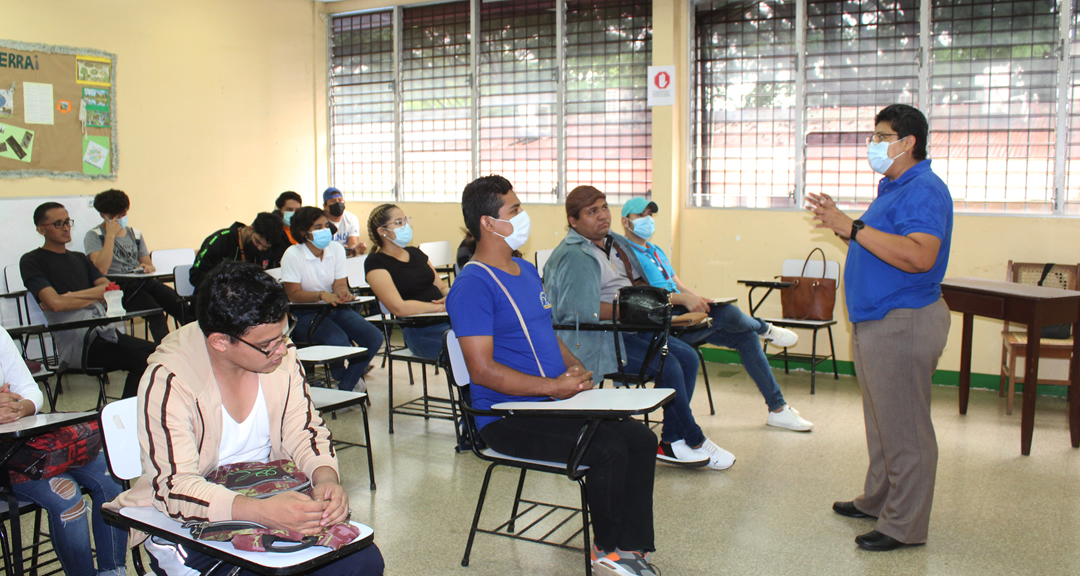 Estudiantes se capacitan en temas de derechos humanos