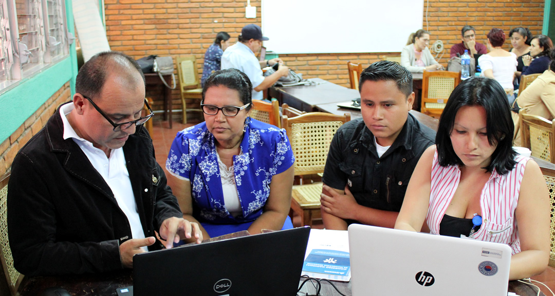 Docentes participan en taller de planificación con enfoque en desarrollo de competencias