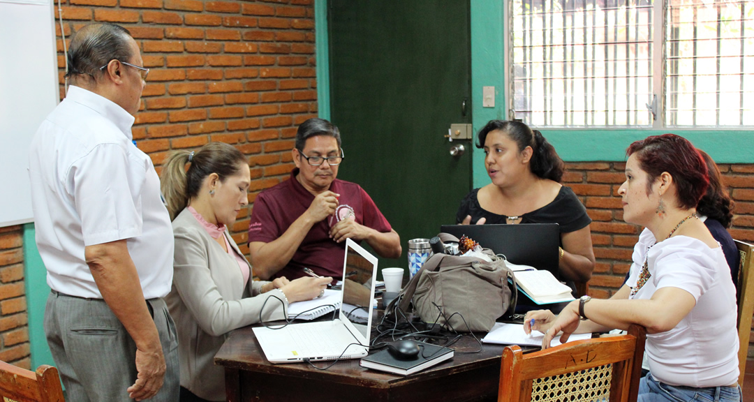 Equipos multidisciplinarios de docentes durante el taller