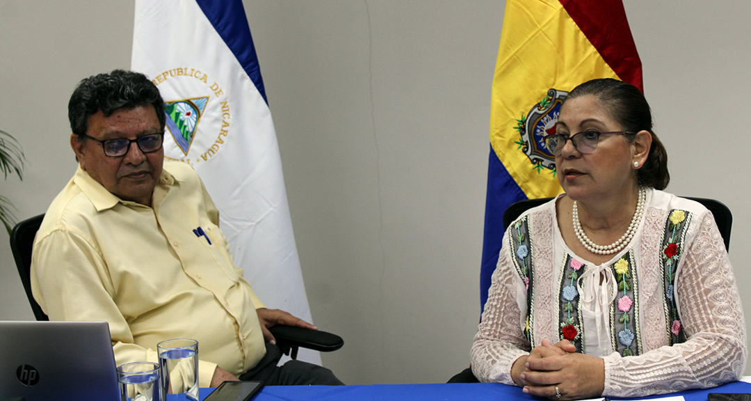 De izq. a der. doctores López y Rodríguez