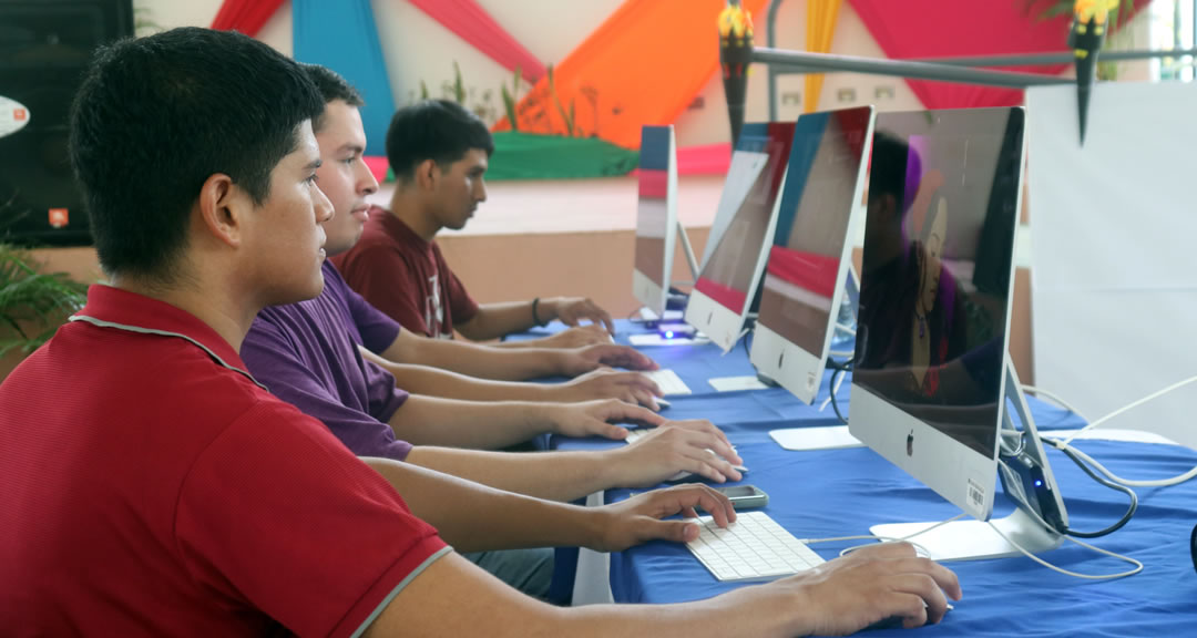 Con actividades académicas, concursos y dinámicas, diseñadores celebran su día