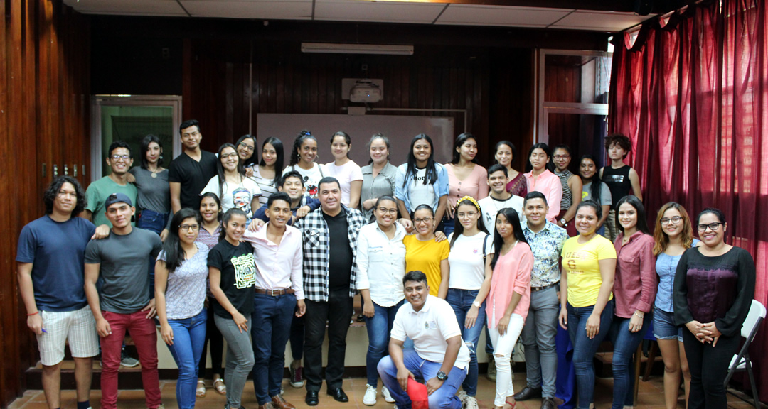 Estudiantes de tercer año de la carrera de Ciencia Política y Relaciones internaciones junto a su nuevo maestro de Derecho diplomático consular.