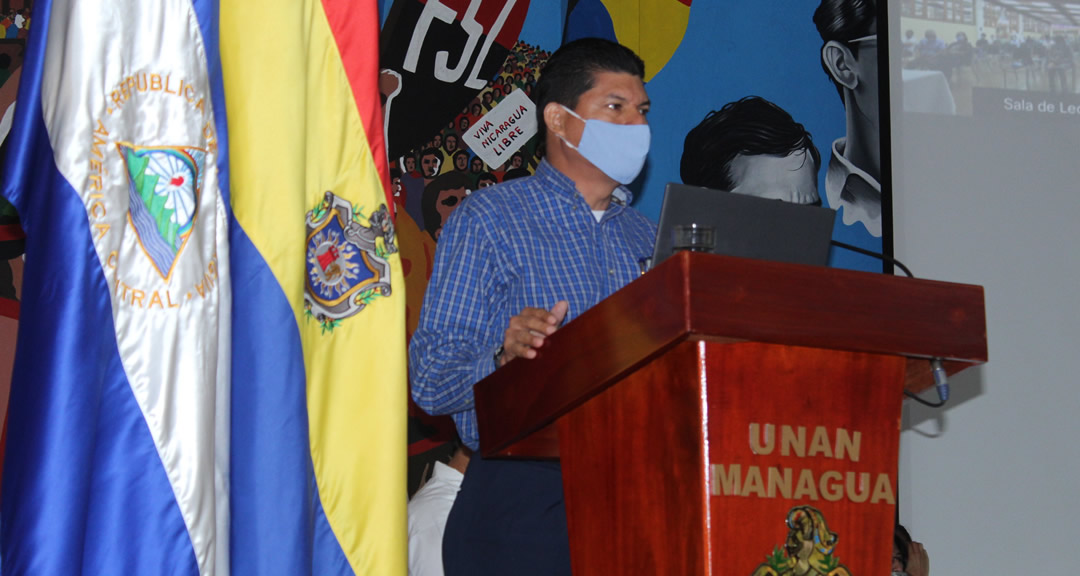 MSc. Roberto Flores, Secretario General, dirigió la sesión