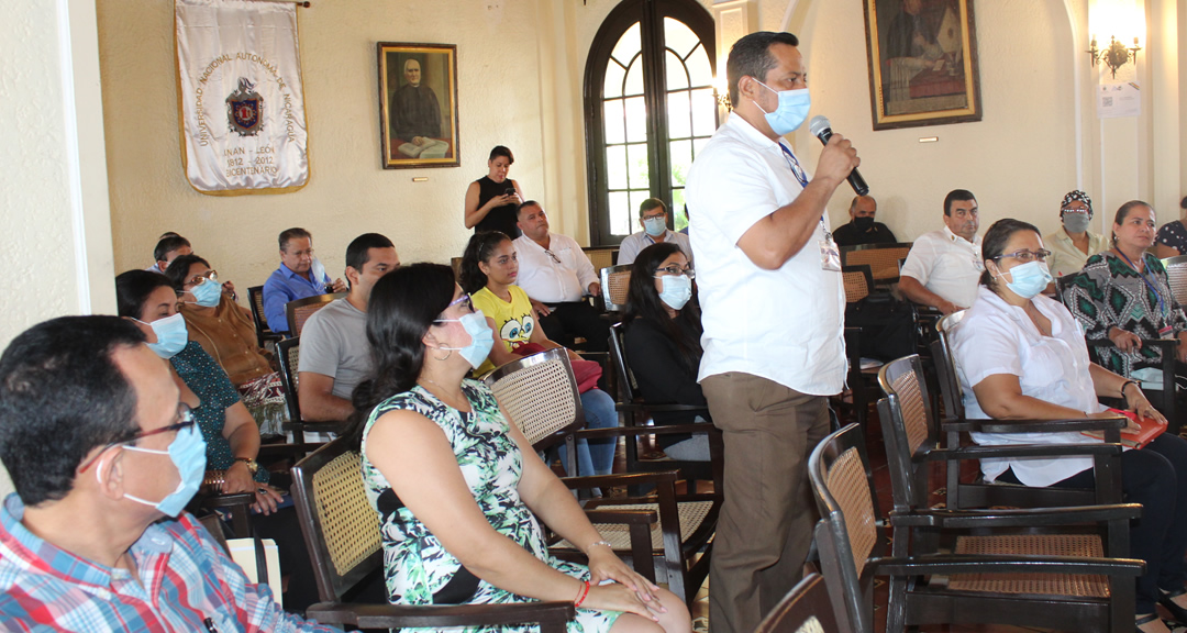 Comunidad universitaria de la UNAN-León participan en el conversatorio