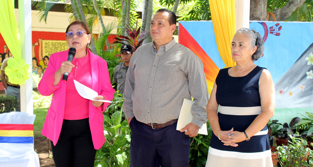 Dra. Ramona Rodríguez Pérez, rectora de la UNAN-Managua; Mtro. Bismarck Santana Tijerino, vicerrector de Asuntos Estudiantiles y la Mtra. Ángela Munguía, decana de la Facultad de Educación e Idiomas.