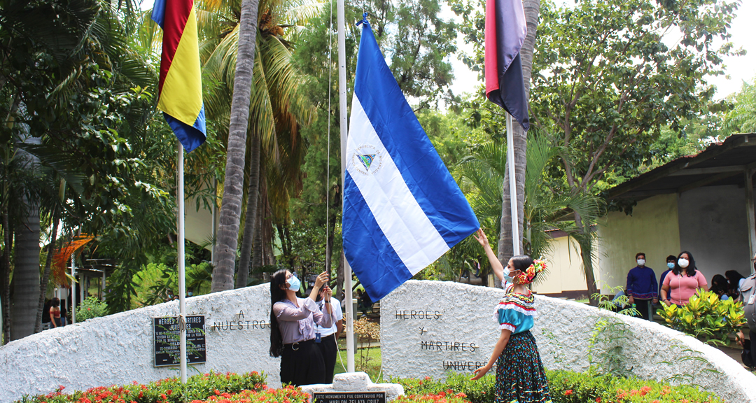 Bachiller Estrella Lanuza González iza la bandera de Nicaragua