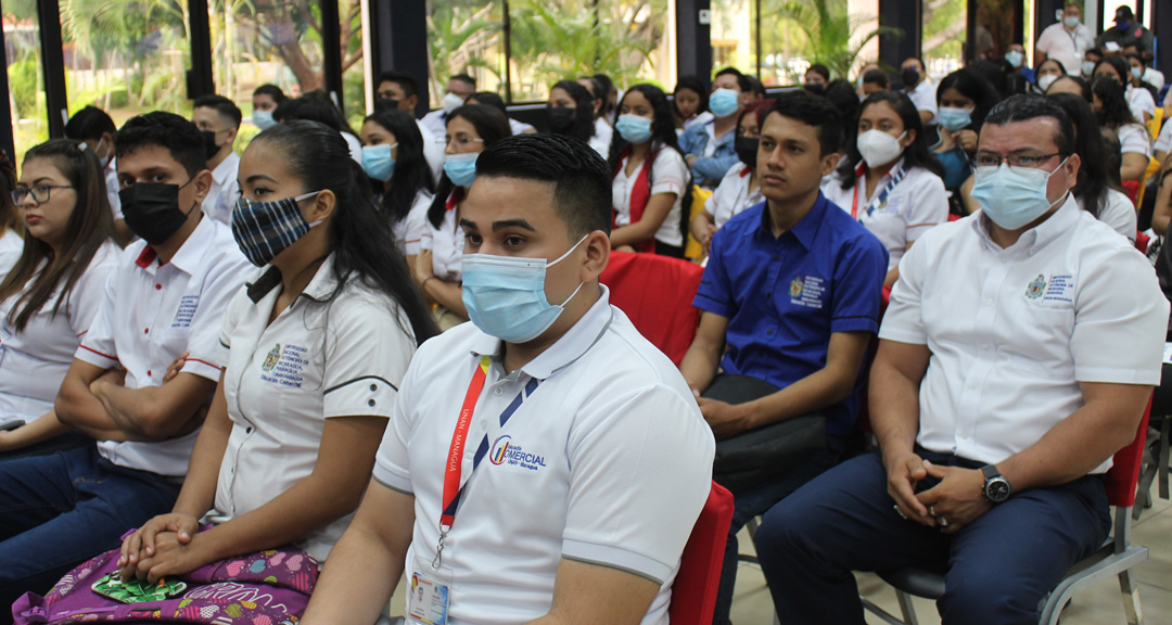 Estudiantes de Educación Comercial asistieron al congreso