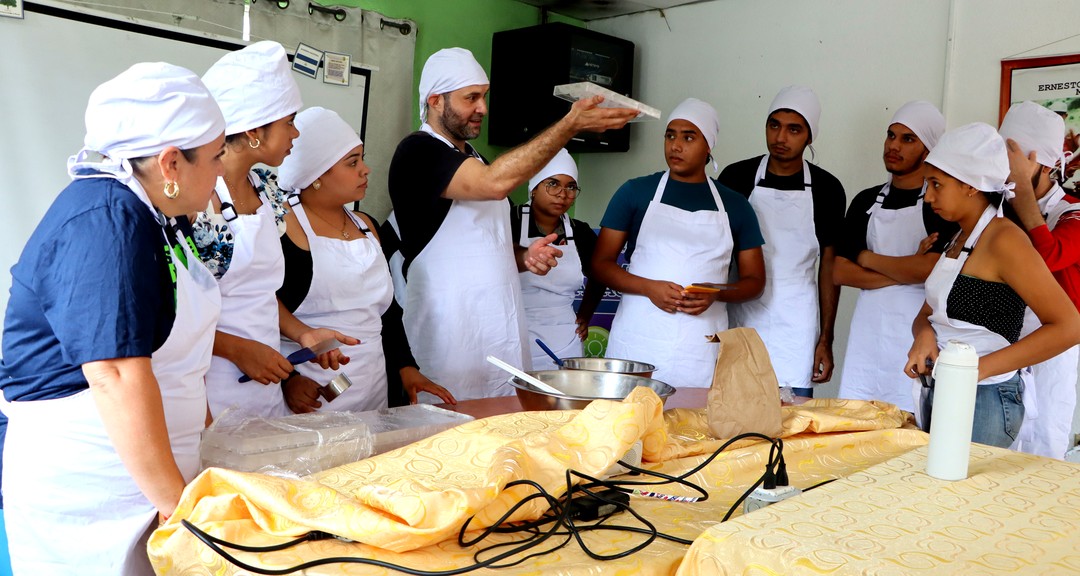 Estudiantes de Agroindustria participan en taller de elaboración de chocolate