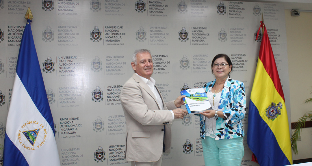 MSc. Ramona Rodríguez hace entrega del Proyecto Institucional de la UNAN-Managua al Señor Amedeo Trambajolo