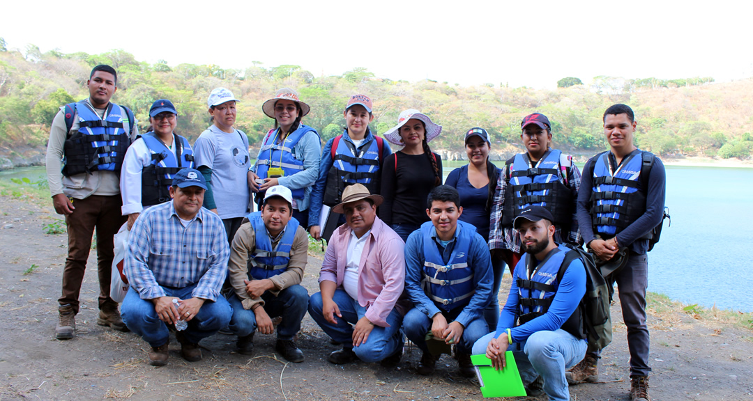 Maestrandos del CIRA analizan ecosistemas acuáticos en la laguna de Tiscapa
