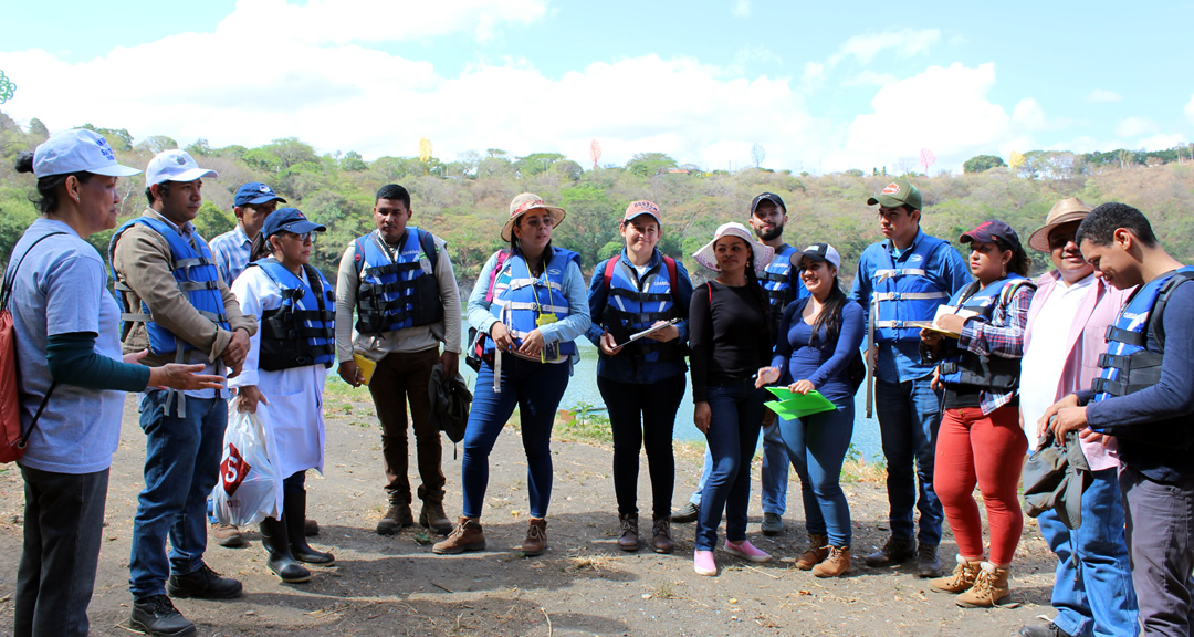 Estudiantes de la maestría Regional Centroamericana en Ciencias del Agua con énfasis en Calidad del Agua reciben orientaciones por parte de la maestra Ninoska Chow Wong, docente investigadora del CIRA.