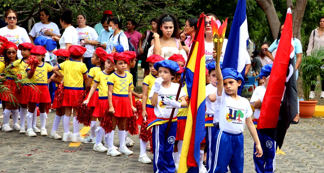 Niñas y niños del Preescolar Arlen Siu celebran fiestas patrias con alegre desfile