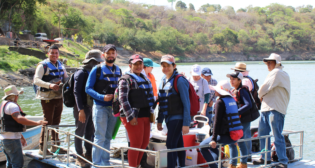 Maestrandos subiendo a la balsa que los conducirá al centro de la laguna de Tiscapa