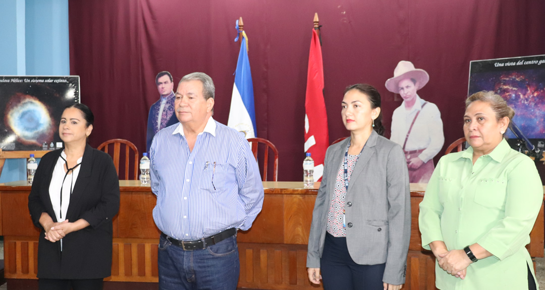 De izquierda a derecha, MSc. Melba López, General Moisés Omar Halleslevens, Dra. Heyddy Calderón y MSc. María Eunises Rivas, durante la premiación de las Olimpiadas de Astronomía. 