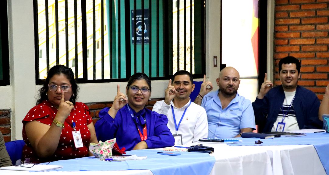 Docentes y administrativos de Educación, Arte y Humanidades inician curso de Lenguaje de Señas