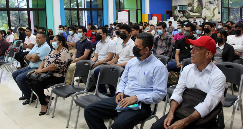 Futuros ingenieros electrónicos finalizan curso con conferencias y una feria de proyectos