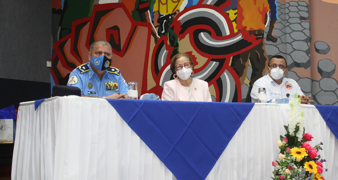 De izq. a der. Comisionado Aldo Martín Sáenz Ulloa, maestra Ligia Martínez Castillo y el ing. Norman Mora