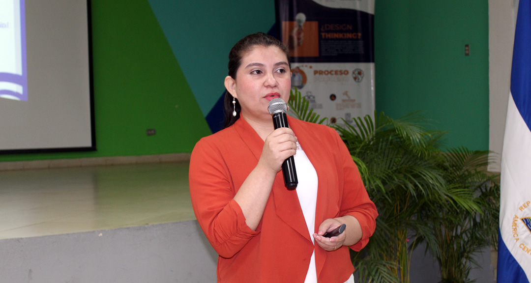 Maestra Violeta Gago García presenta la metodología del encuentro