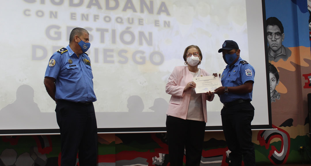 Los funcionarios policiales recibieron certificado de culminación de estudios