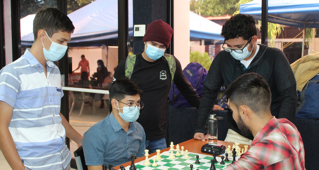Estudiantes durante el torneo de ajedrez