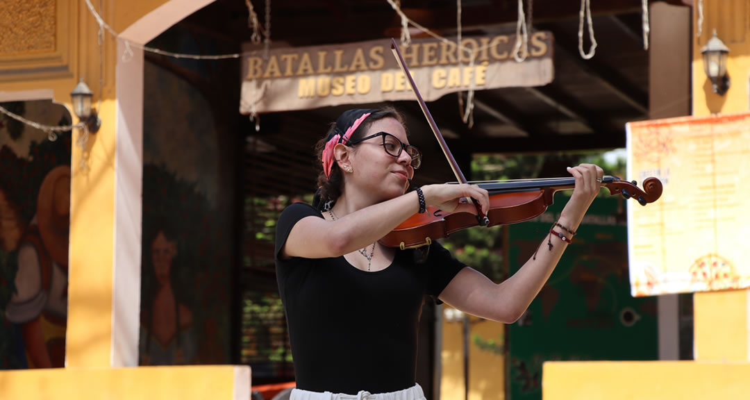 Estudiante de Psicología del CUR-Carazo destaca por su valentía, resiliencia, talento artístico y compromiso con su entorno