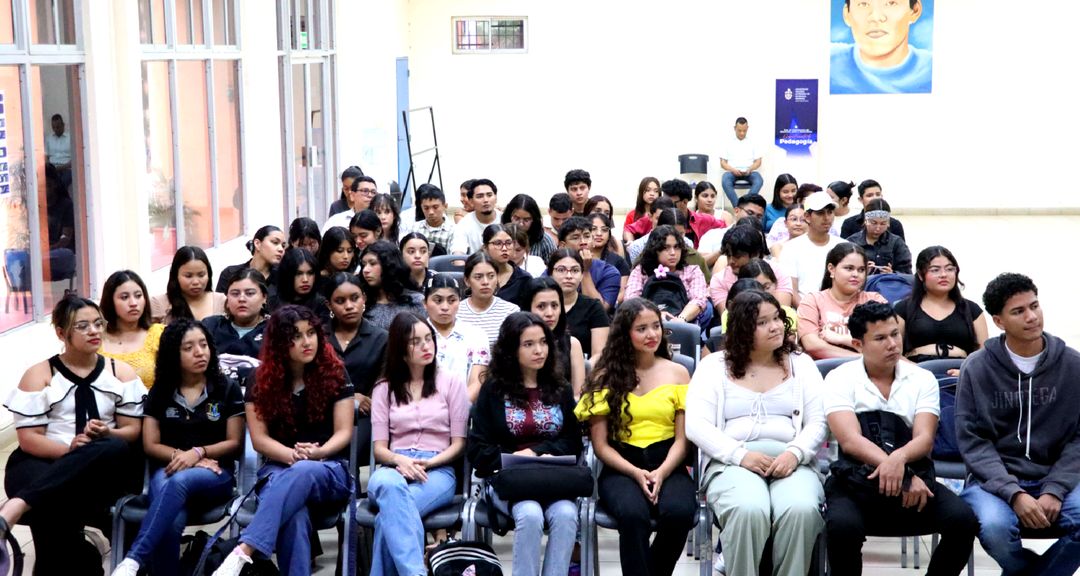 Taller de oratoria jurídica fortalece la formación integral de estudiantes de la carrera de Derecho