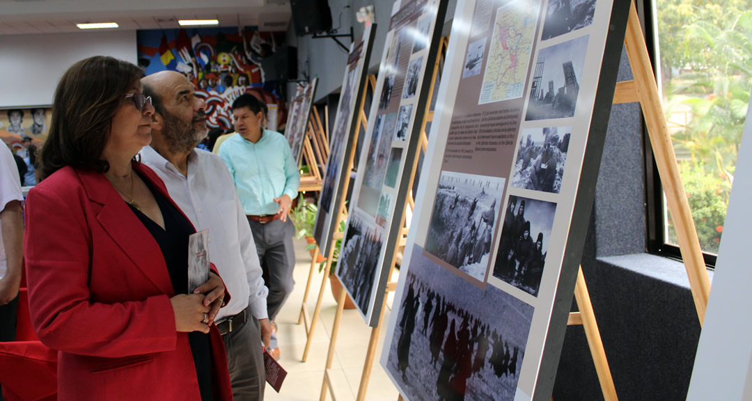 Los presentes realizaron un recorrido por la exposición