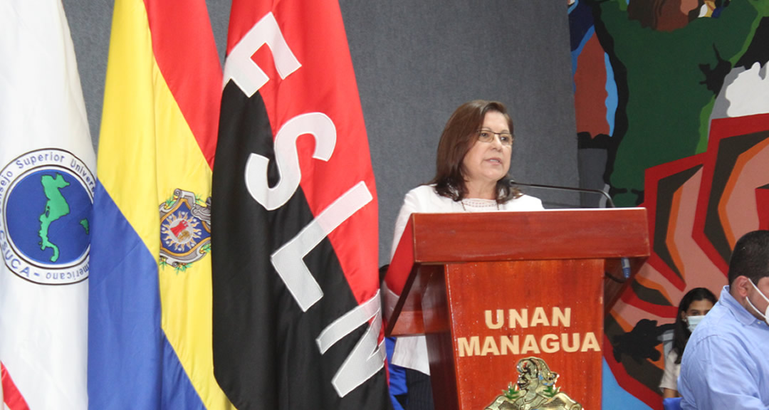 Maestra Ramona Rodríguez Pérez durante su disertación