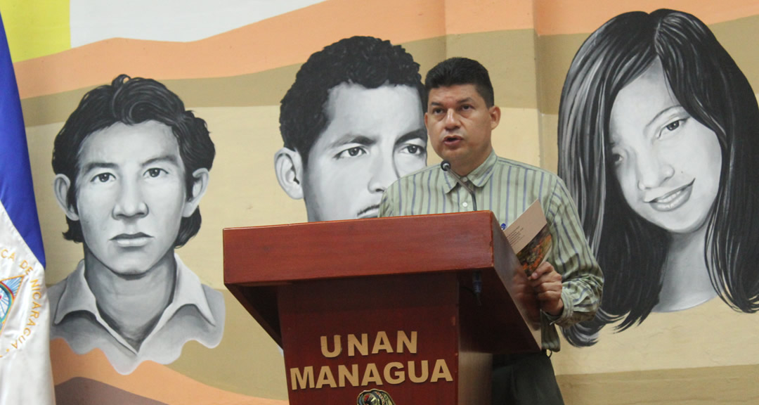MSc. Roberto Flores, Secretario General de la UNAN-Managua, dio lectura a la resolución sobre el otorgamiento de la distinción