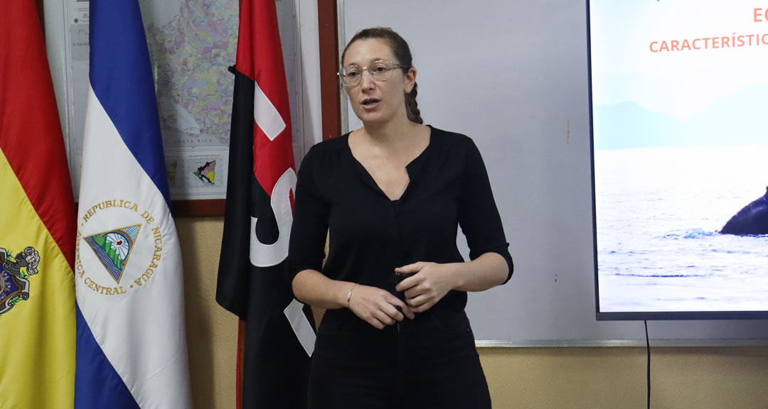 Bióloga marina expone sobre comportamiento de ballenas jorobadas en el pacífico