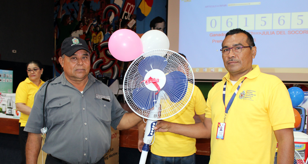 Guarda de seguridad recibe premio durante la actividad