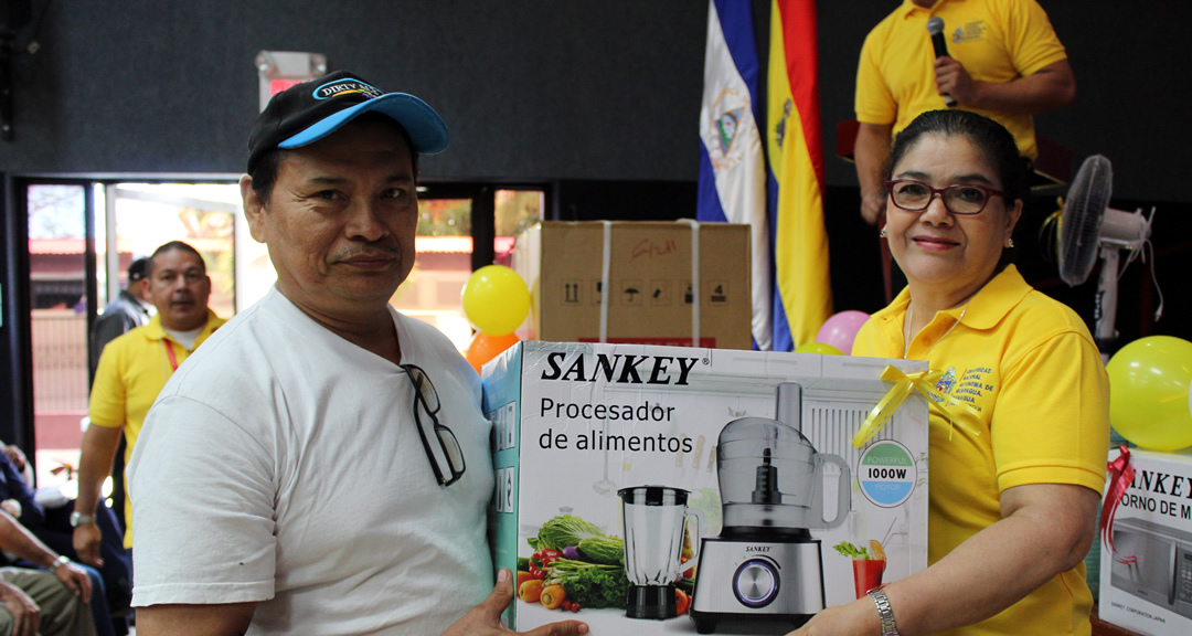 Trabajador de planta física recibe premio durante la actividad