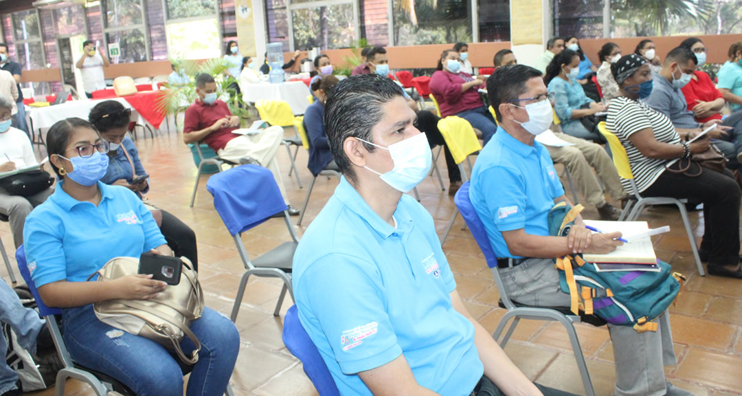 Comunidad educativa participa en conferencia sobre desarrollo y desafíos tecnológicos