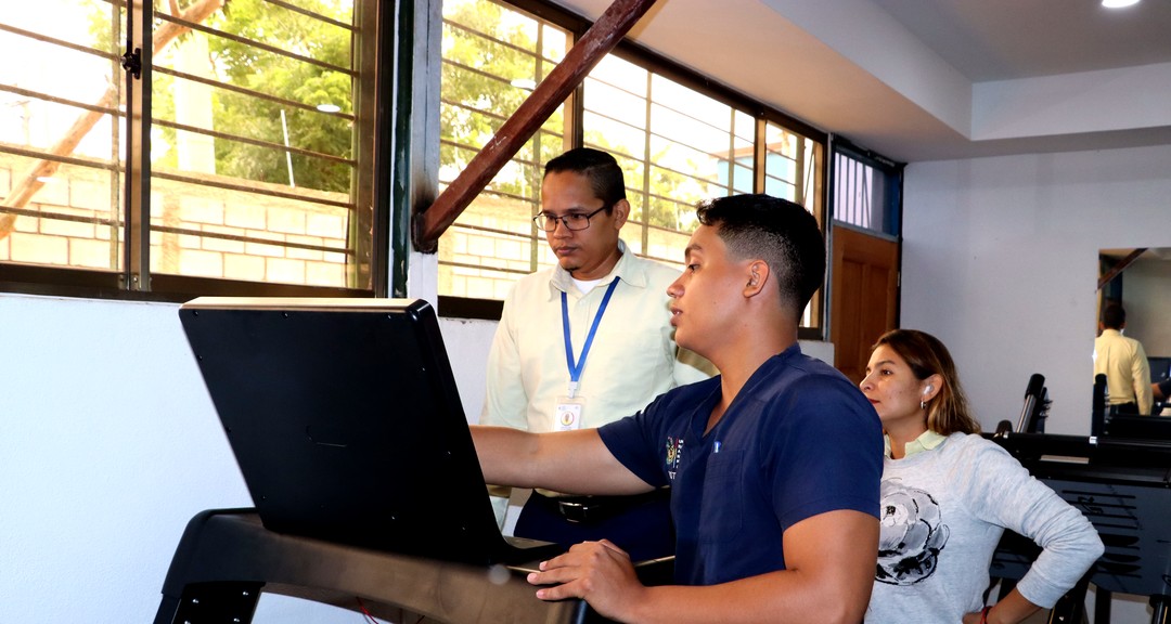 UNAN-Managua/CIES potencia formación investigativa con evaluación ergonómica y física en el sector salud
