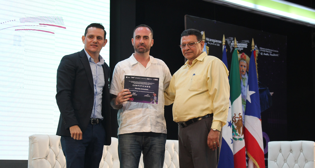 Entrega de reconocimiento a uno de los conferencistas del Foro de Televisión Educativa y Tecnología.