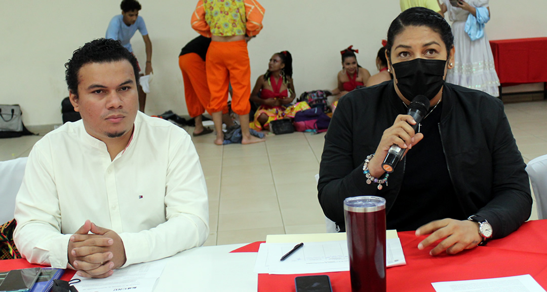 De izq. a der. maestros Norlin Solís, coordinador de la Comisión de la UNAN-Managua y Tania Rossman Hooker, coordinadora de la Comisión del CNU