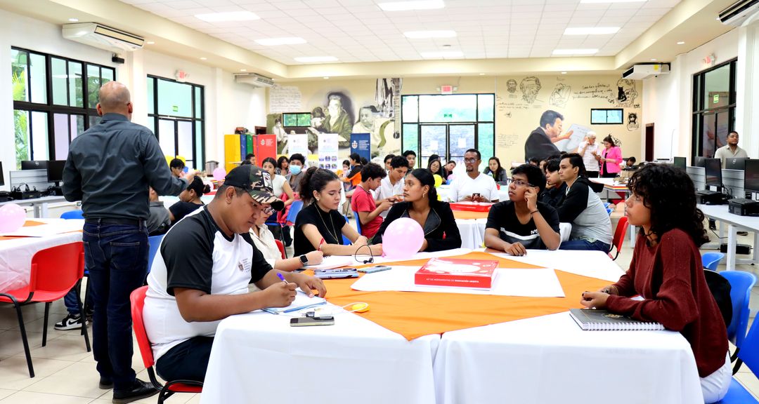 Universitarios fortalecen capacidades analíticas, creativas y colaborativas mediante el uso del KHIA