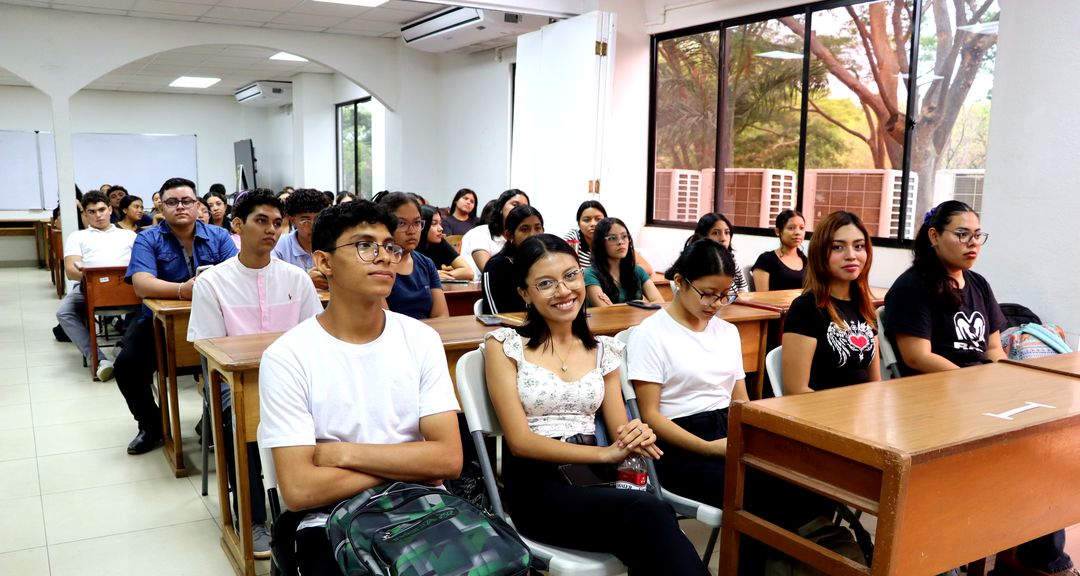 Estudiantes de mercadotecnia muestran su creatividad mediante la creación de campañas publicitarias